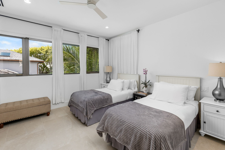Room 5, Newly Renovated Notos Cove Villa Property