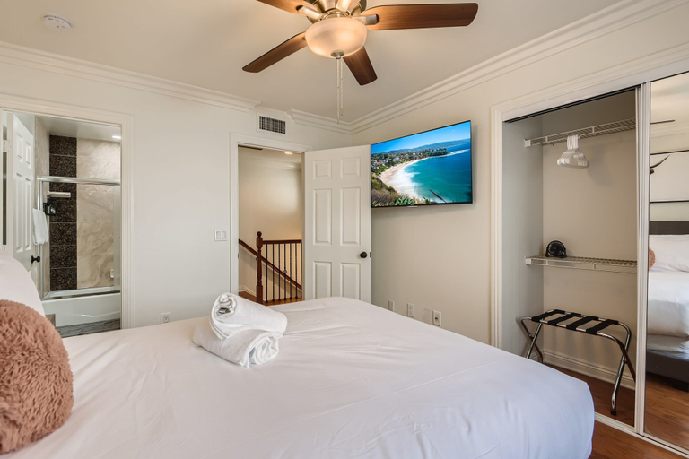 Room 5, Stylish- Multi-level- Patio- Games - Fast Wifi-cm3, Orange