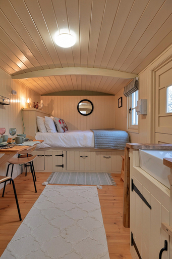 Room 4, Shepherd's Hut Near Cotswolds & Sky Dive Fun, Northamptonshire