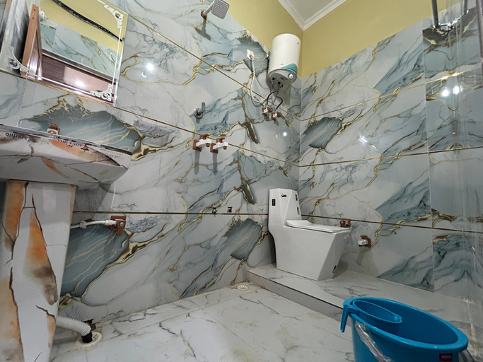 Bathroom 4, Hotel Prabhukripa, Mathura