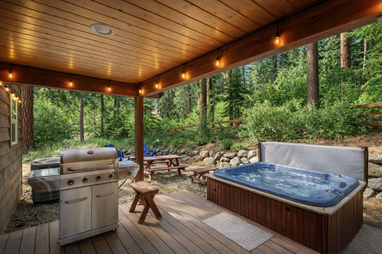 Outdoor dining 4, Just Plain Getaway 3 Bedroom Home by NW Comfy Cabins by RedAwning, Chelan