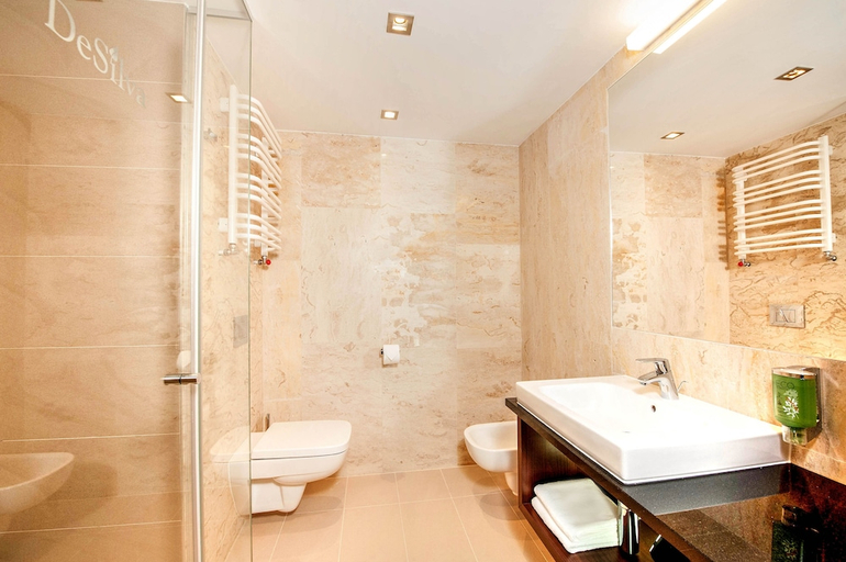 Bathroom 4, DeSilva Premium Opole, Ople
