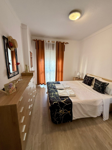 Room 3, Nice Portim o Flat Near Marina and Beach, Portimão