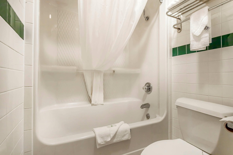 Bathroom 4, Quality Inn & Suites Owasso US-169, Tulsa