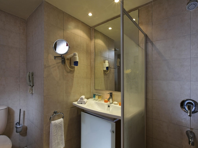 Bathroom 5, Mövenpick Resort El Sokhna, 'Ataqah