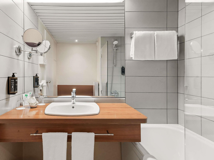 Bathroom 5, Mercure Hotel Hamburg am Volkspark, Hamburg