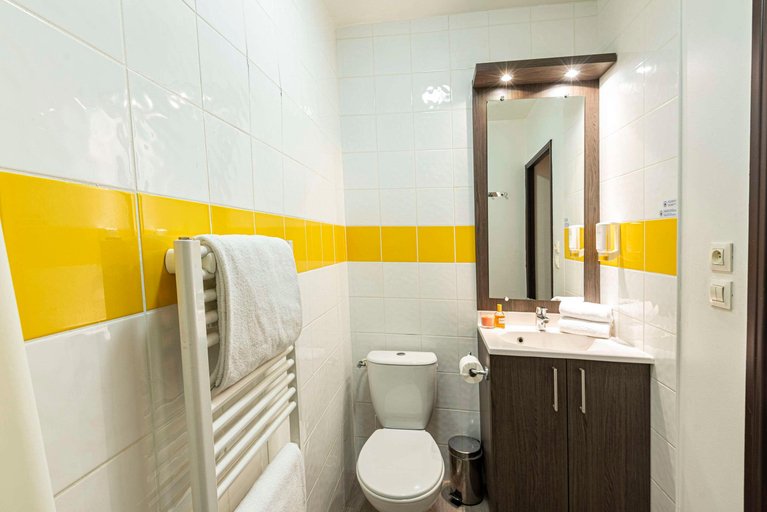 Bathroom 4, Comfort Aparthotel Nimes Centre, Gard