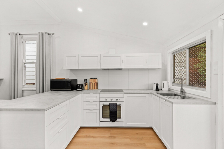 Private kitchen 5, Relaxing Retreat With Spacious Outdoor Area, Newcastle - Inner City