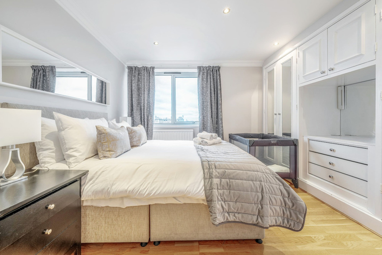 Room 2, Stunning Flat in Chelsea Kings Road With Balcony, London