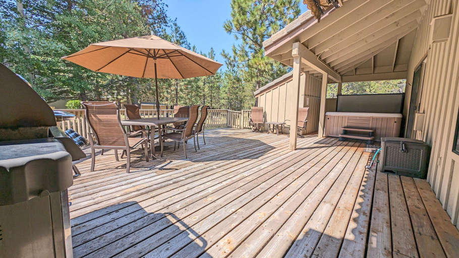 Interior 2, Big Leaf Hot Tub Ping Pong Sharc Stay, Deschutes