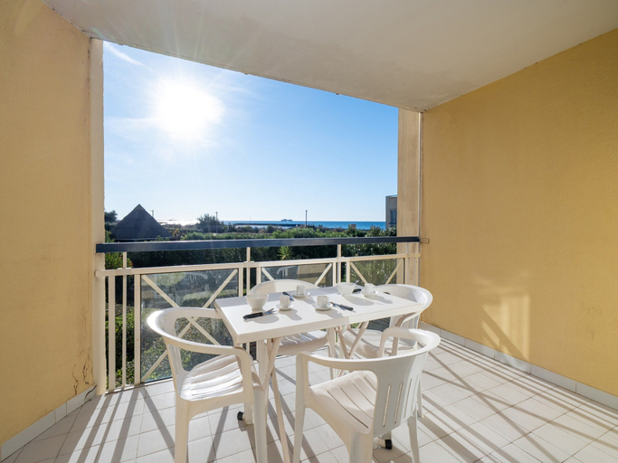 Outdoor dining, Retreat for 8 With Shared Pool, Hérault