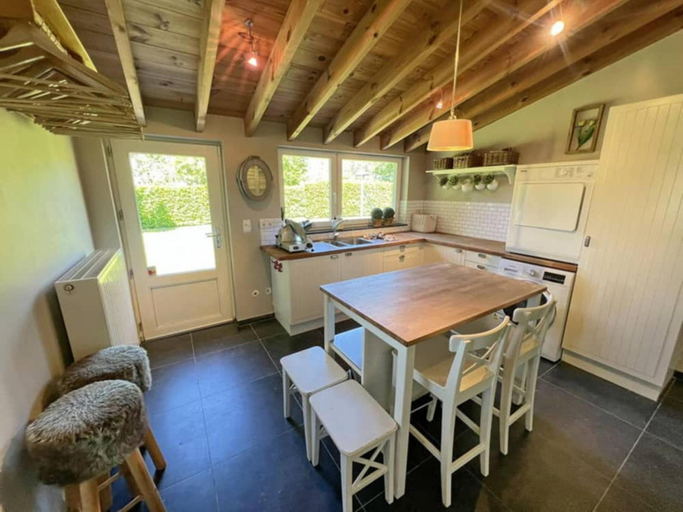 Private kitchen 2, Cozy Nature Chalet for 8 Guests, Namur