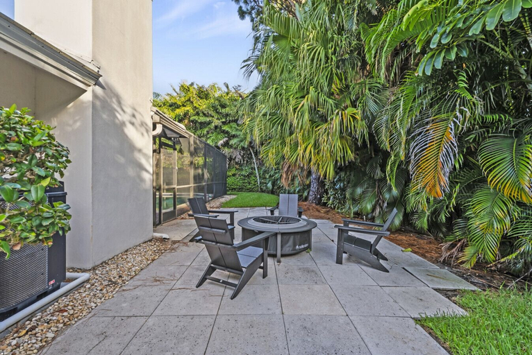 Room 4, Luxury Beach House w Private Beach, Collier