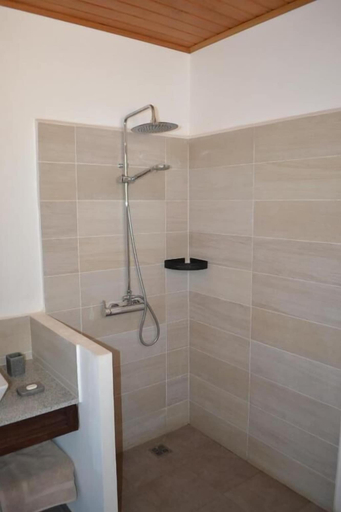 Bathroom 5, Kily House, Menabe