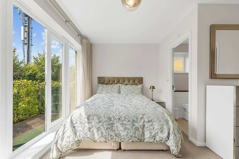 Room 5, 3-bed Greenhithe Retreat Garden Near Bluewater, Kent