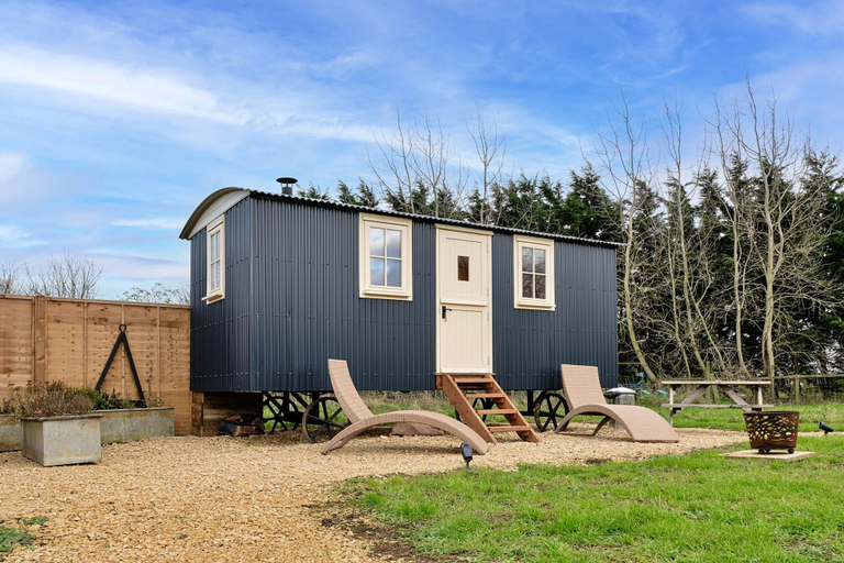 Exterior, Shepherd's Hut Near Cotswolds & Sky Dive Fun, Northamptonshire