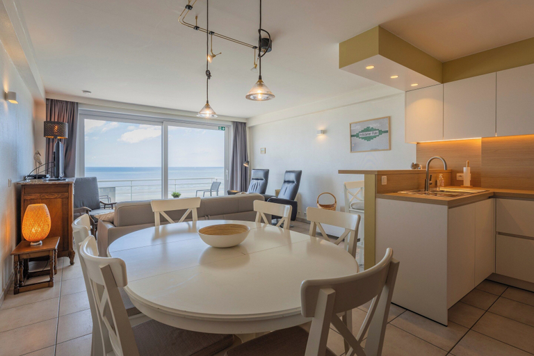 Dining 4, Seafront Apartment in Koksijde, West-Vlaanderen