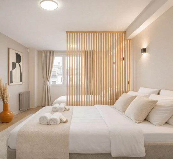 Room 2, 1526 LouiseEmile, Paris