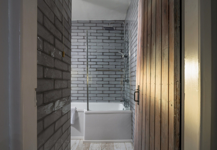 Bathroom 4, Charming Cottage in Caerway, No Deposit, Flintshire