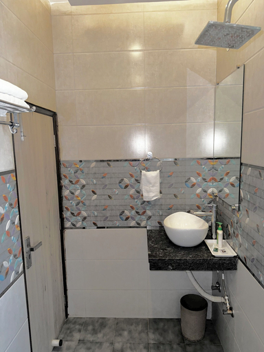 Bathroom 3, R Cottage Studio Apartments, Delhi
