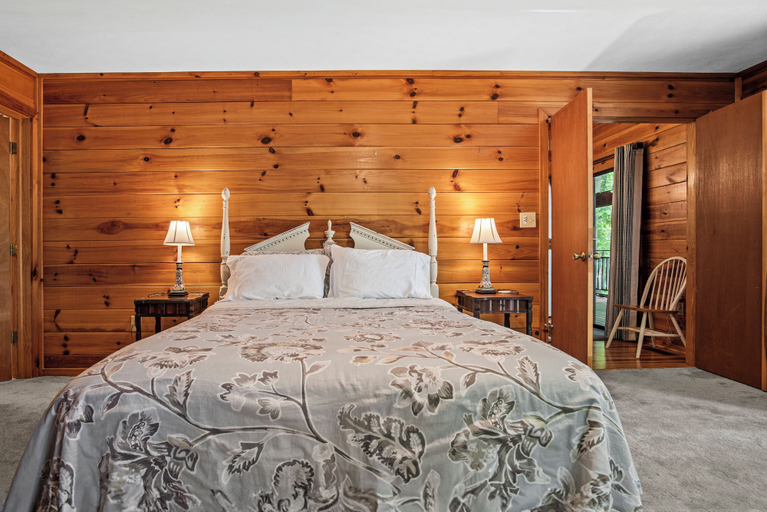 Interior 5, Dogwood Cabin, Stephens