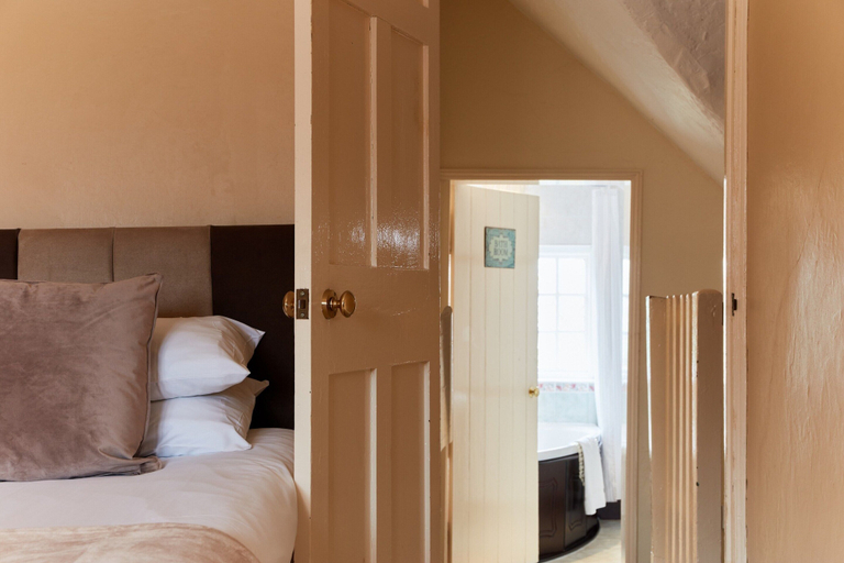 Room 3, Cottage in Derbyshire With Private Garden, Derbyshire