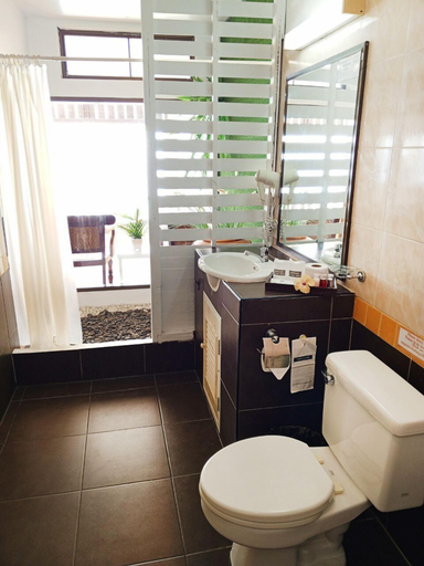 Bathroom 3, Koh Ngai Cliff Beach Resort, Ko Lanta