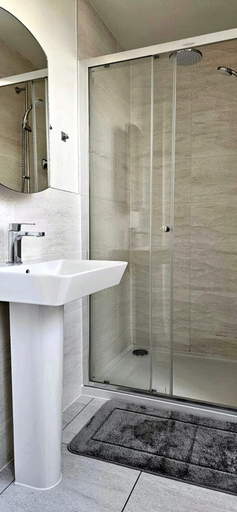 Bathroom 5, House - Sleeps 7 - Parking - Station Close, Lancashire