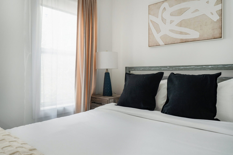 Room 3, 39-3 Newly Renovated 3 BR Prime Midtown Sleeps 6, New York