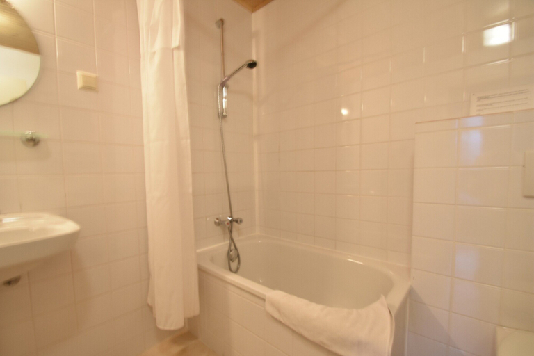 Bathroom 4, Stunning apartment in Noord-Holland w/ , Bergen