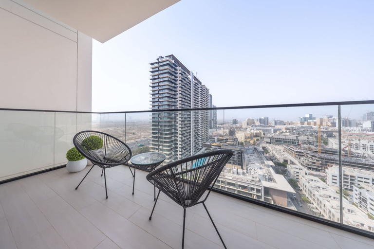 Room 5, Vibrant 1-bedroom in JVC Sleeps 4 With Balcony, Dubai