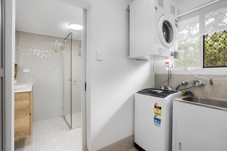 Bathroom 5, Spacious 2-bed Apartment Near City Centre, Kelvin Grove