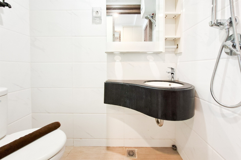 Bathroom 4, Studio with Simple Style at Sky House BSD Apartment By Travelio, Tangerang Selatan