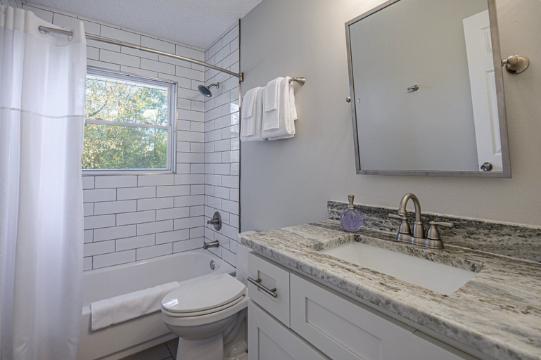 Interior 3, 941 Pine Manor Family, Cobb