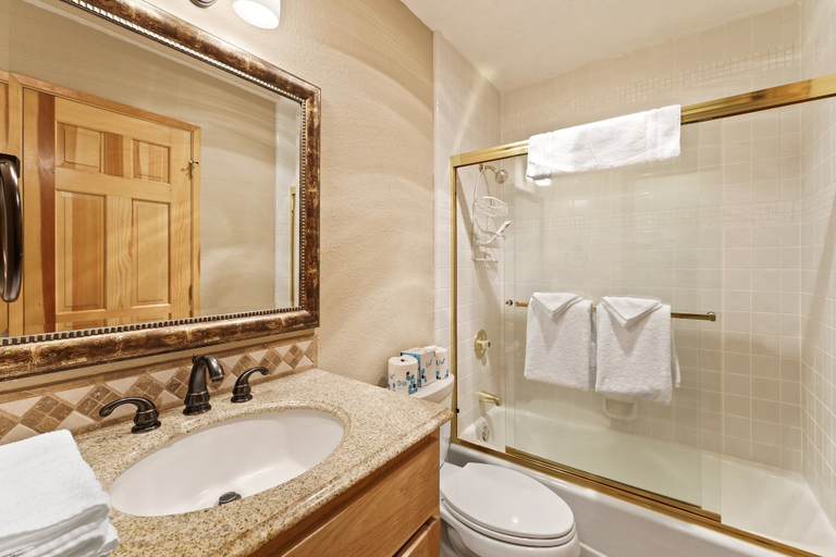 Bathroom 3, 3 Yellow Rail, Deschutes