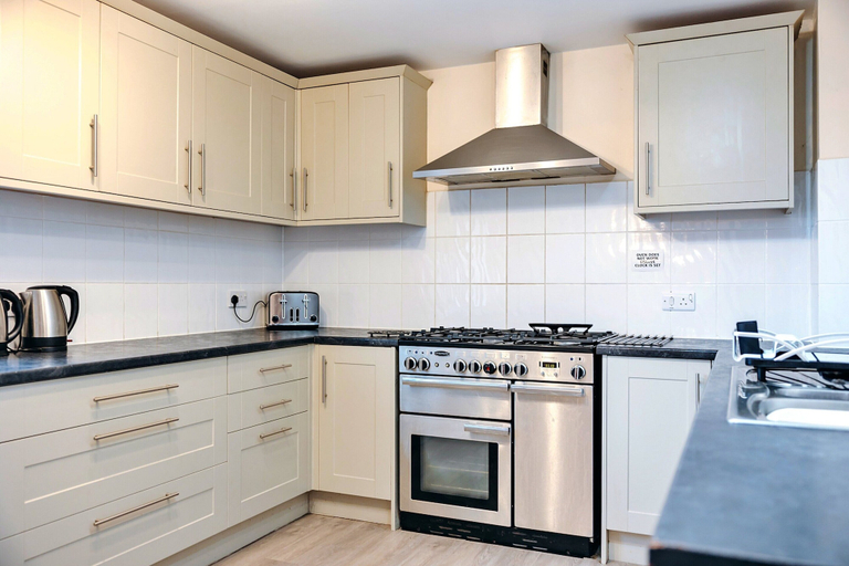 Private kitchen 5, Luxury Cottage With Pool & Tennis, No Deposit, Shropshire