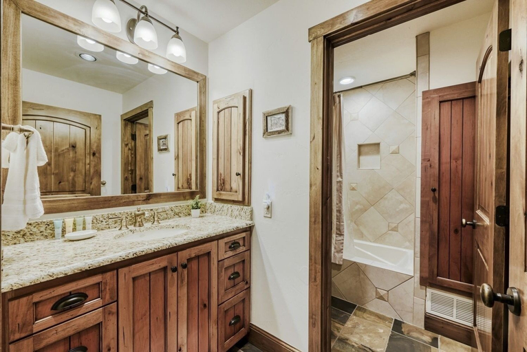 Bathroom 2, Stargazer 115 3 Bedroom Townhouse by RedAwning, Summit