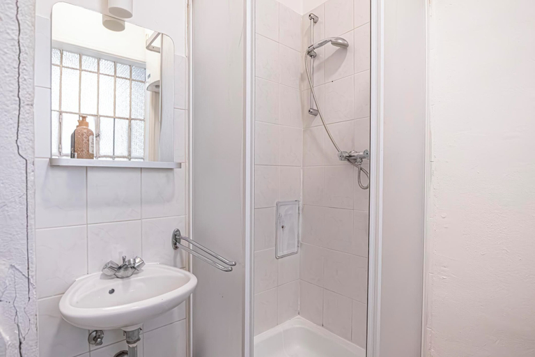 Bathroom 3, Comfortable 1BR Near Belvedere Palace, Wien