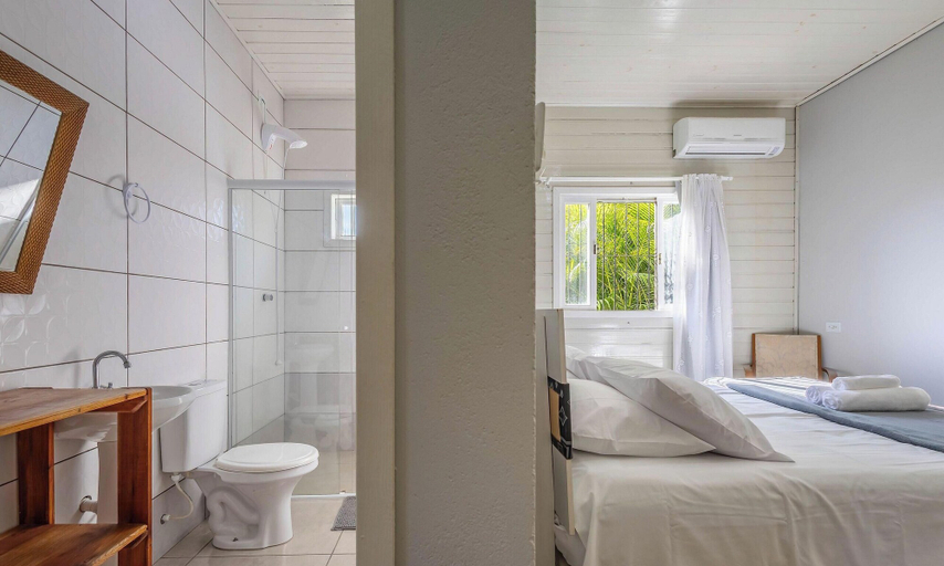 Bathroom, House w/ BBQ Grill 700m From the Beach Jse0382, Bombinhas