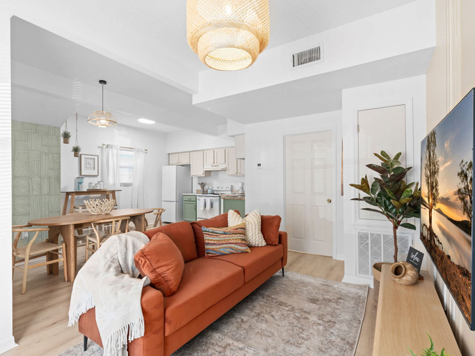 Room 4, Super Boho- At Lake Toho s Water Sleeps 6, Osceola