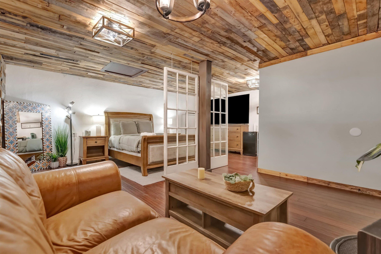 Interior, Swann Ave Suite Walk to Bayshore Hyde Park, Hillsborough