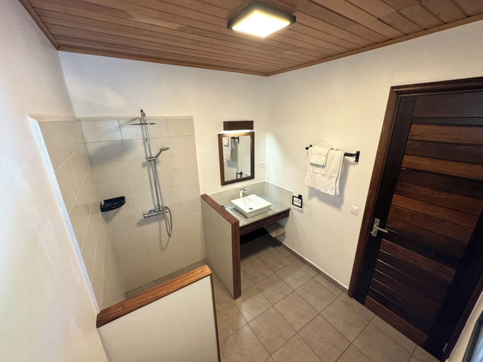 Bathroom 2, Kily House, Menabe