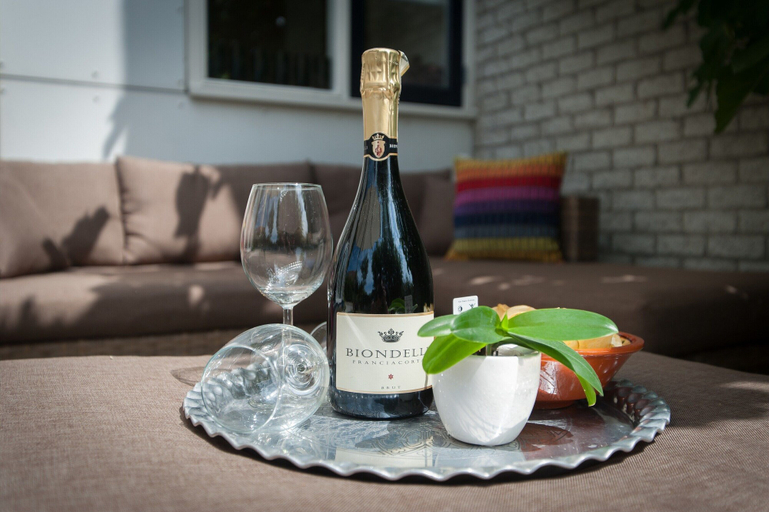 Food & Drinks, Chic Beachside Stay w/ Sauna, Den Helder