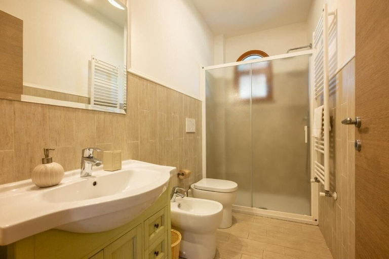 Bathroom 2, Villa degli Olivi, Pisa
