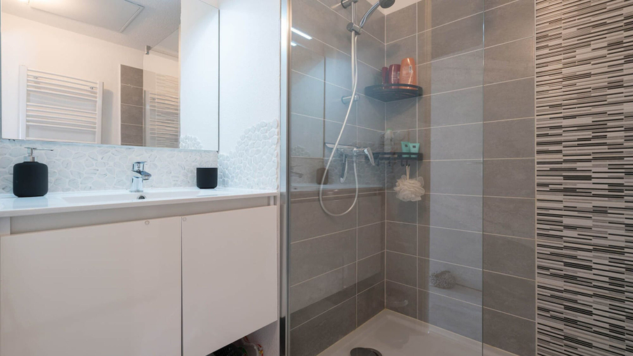 Bathroom, Apartment in Sérignan with shared pool, Hérault