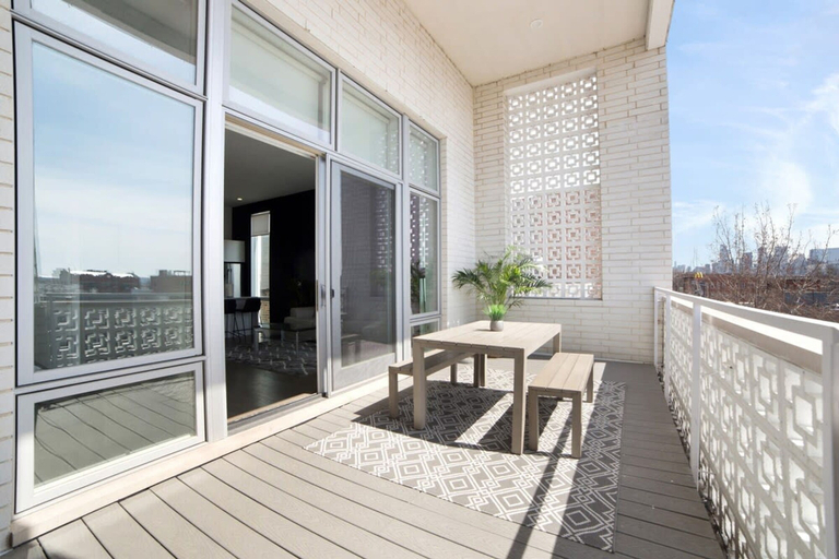 Room 3, Stunning 4BD Penthouse in Ukrainian Village, Cook