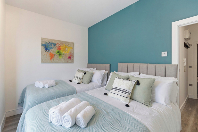 Room 2, Apartment - Sleeps 11 - Hampstead Highstreet 5mins, London