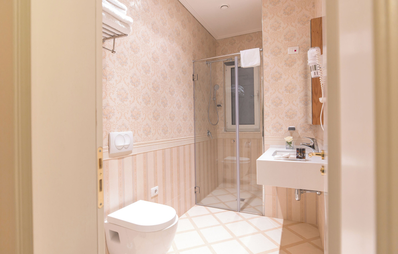 Bathroom 3, Royal Hill Hotel, Tiranës