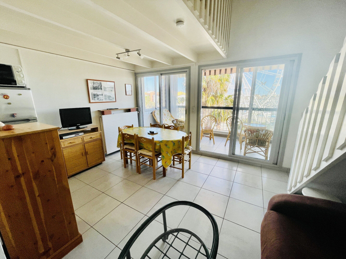 Dining 4, Waterfront Retreat Near the Beach, Hérault