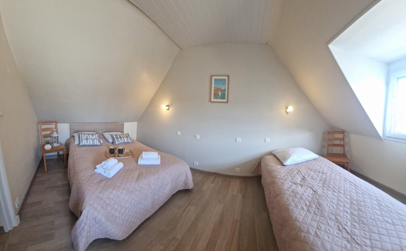 Room 5, Charming House in the Heart of the Village, Finistère